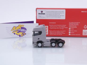 Preview: Herpa 307543-004 # Scania CS20 HD 6x2 3-achs Zugmaschine " hellgrau " 1:87