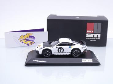 Preview: Spark WAP0209110R60Y # Porsche 911 (992) Dakar #19 " weiß-schwarz " 1:43 Lim. Ed.
