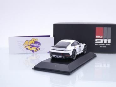 Preview: Spark WAP0209110R60Y # Porsche 911 (992) Dakar #19 " weiß-schwarz " 1:43 Lim. Ed.