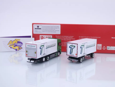 Preview: Herpa 317788 # Scania CR20 HD Kühlkoffer-Hängerzug weiß-grün " Traveco " 1:87