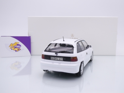Preview: Norev 183673 # Opel Astra GSi Baujahr 1991 " Casablanca-weiß " 1:18