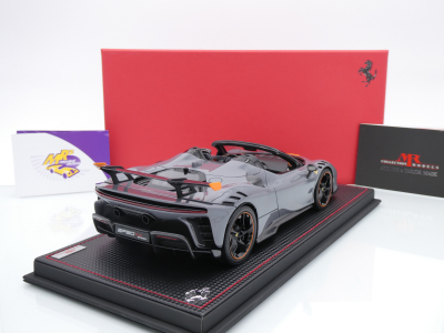 Preview: MR Collection FE042SE2 # Ferrari SF90 XX Stradale Spider Baujahr 2023 " Grigio " 1:18