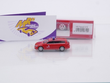 Preview: Herpa 097192 # Volkswagen Passat GTE Einsatzfahrzeug " 150 Jahre Feuerwehr Hamburg " 1:87