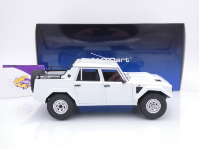 Preview: AUTOart 74549 # Lamborghini LM002 Pick-Up Baujahr 1986 " Bianco Polo Park " 1:18