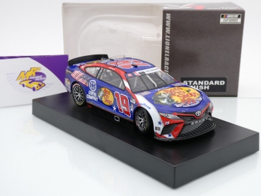 Preview: Lionel Racing C192223SALMT # Toyota Camry NASCAR 2022 " Martin Truex Jr. - Bass Pro Shops Salutes / Patriotic " 1:24