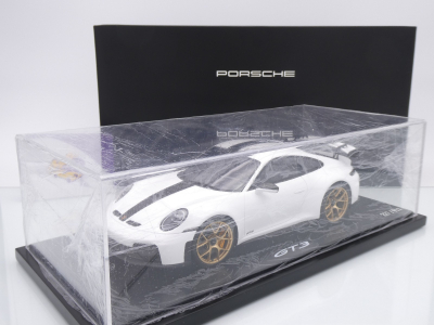 Spark WAP0215200TGT3 # Porsche 911 992.2 GT3 Baujahr 2024 " weiß-schwarz " 1:18