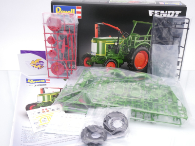 Preview: Revell 07828 # Fendt F20 Dieselroß Traktor Bausatz " grün-rot " 1:24