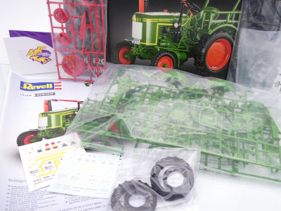 Preview: Revell 07828 # Fendt F20 Dieselroß Traktor Bausatz " grün-rot " 1:24