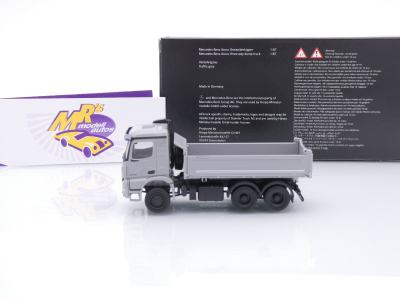Preview: Herpa 958905 # Mercedes Arocs M 3-achs Dreiseitenkipper-LKW grau " Daimler Trucks " 1:87