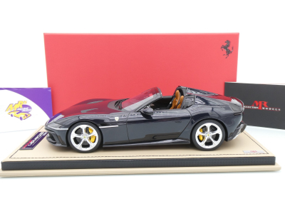 Preview: MR Collection FE044SE2 # Ferrari 12 Cilindri Spider V12 Baujahr 2024 " Blu Pozzi " 1:18