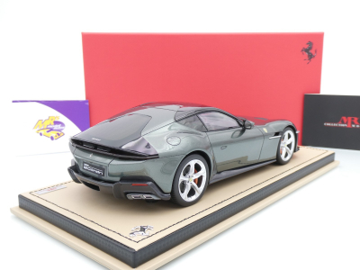 Preview: MR Collection FE043SE # Ferrari 12 Cilindri V12 Baujahr 2024 " Verde Toscana " 1:18