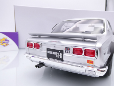 Ottomobile G094 # Nissan Skyline 2000 GT-R KPGC10 Baujahr 1971 " Silbermetallic " 1:12