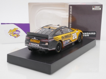 Preview: Lionel Racing C202223DWLCD # Toyota Camry NASCAR 2022 " Christopher Bell - DeWalt " 1:24