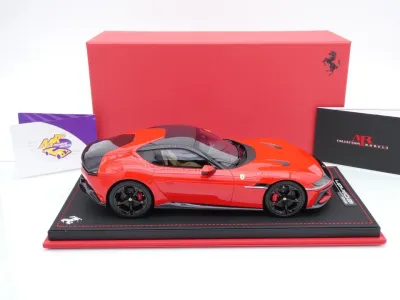 Preview: MR Collection FE043F # Ferrari 12 Cilindri V12 Baujahr 2024 " Rosso Scuderia " 1:18