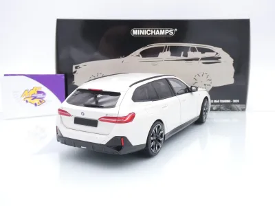 Preview: Minichamps 110023601 # BMW i5 M60 Touring Baujahr 2024 " weißmetallic " 1:18