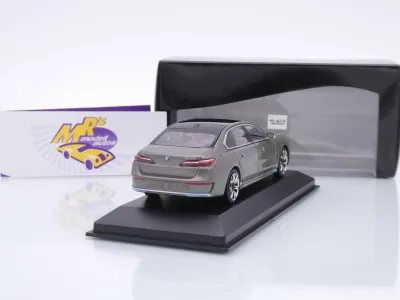 Preview: Minichamps 410024200 # BMW i7 M70 (G70) Limousine Baujahr 2023 " Oxidgraumetallic " 1:43