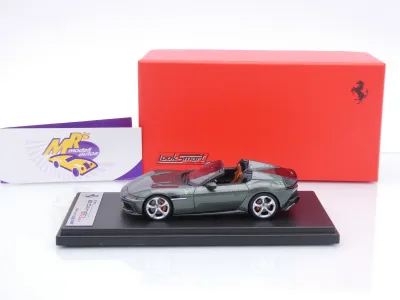 Preview: Look Smart LS556A # Ferrari 12 Cilindri V12 Spider Baujahr 2024 " Verde Toscana " 1:43