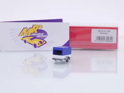 Preview: Herpa 051576-006 # PKW-Planenanhänger 1-achs " Weiß-Ultramarinblau " 1:87