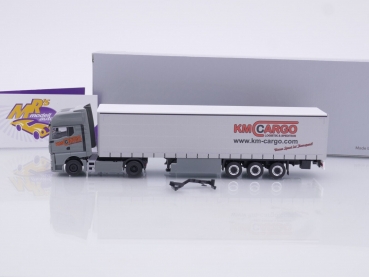 Preview: Herpa 952361 # MAN TGX GX Gardinenplanen-Sattelzug " KM Cargo Logistik & Spedition " 1:87