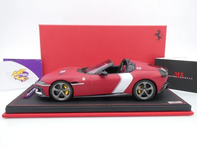 Preview: MR Collection FE044SE5 # Ferrari 12 Cilindri Spider Baujahr 2025 " Ferrarimattrot-weiß ( Rosso Racing ) " 1:18