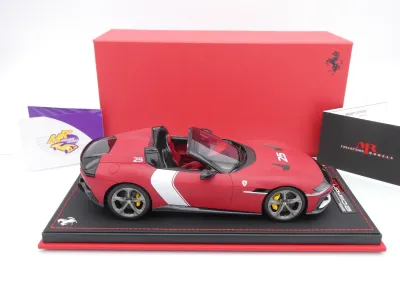 Preview: MR Collection FE044SE5 # Ferrari 12 Cilindri Spider Baujahr 2025 " Ferrarimattrot-weiß ( Rosso Racing ) " 1:18