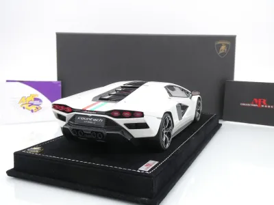 Preview: MR Collection LAMBO052SE9 # Lamborghini Countach LPI 800-4 Baujahr 2021 " weißmetallic ( Con Vertina / Italian Livery ) " 1:18
