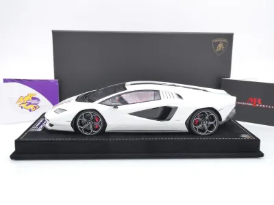Preview: MR Collection LAMBO052SE9 # Lamborghini Countach LPI 800-4 Baujahr 2021 " weißmetallic ( Con Vertina / Italian Livery ) " 1:18