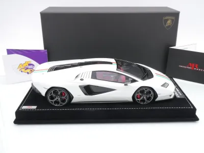 Preview: MR Collection LAMBO052SE9 # Lamborghini Countach LPI 800-4 Baujahr 2021 " weißmetallic ( Con Vertina / Italian Livery ) " 1:18