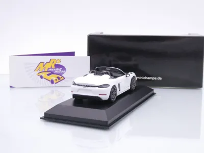 Preview: Minichamps 410063131 # Porsche 718 Spyder RS Baujahr 2023 " weiß-carbon " 1:43