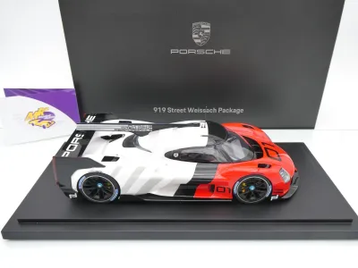 Preview: Spark WAP0210190RSTR # Porsche 919 Street Weissach Baujahr 2017 " rot-weiß " 1:18