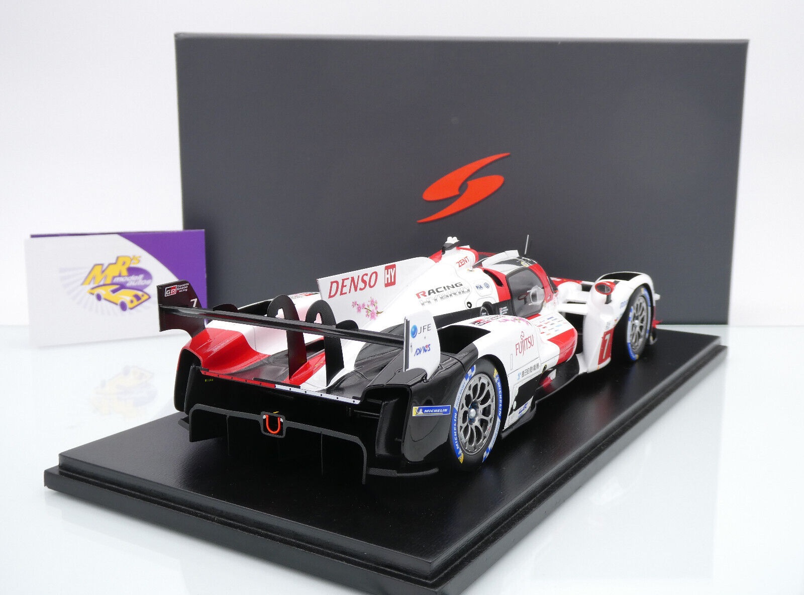 Miniature Auto Spark 1/18 Toyota GR010 N°7 – Vainqueur Le Mans 2023 – Conway Kobayashi – Sous Vitrine