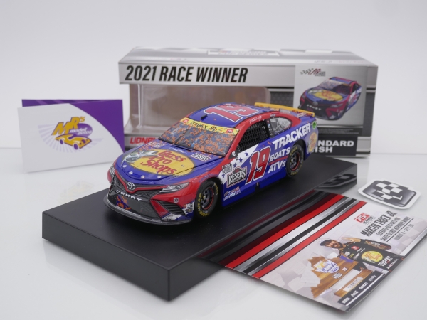 Lionel Racing W192123BPPMTK # Toyota Camry NASCAR 2021 " Martin Truex Jr. - Bass Pro Shops Patriotic Richmond Fall Race Winner " 1:24