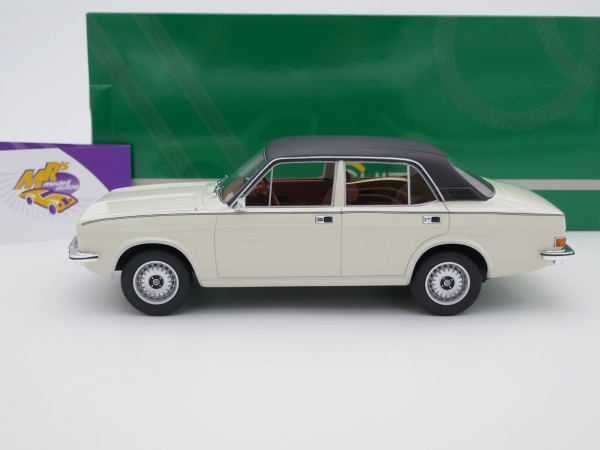 Cult CML157-3 # Morris Marina HL Saloon Baujahr 1977-1979 " weiß - schwarz " 1:18