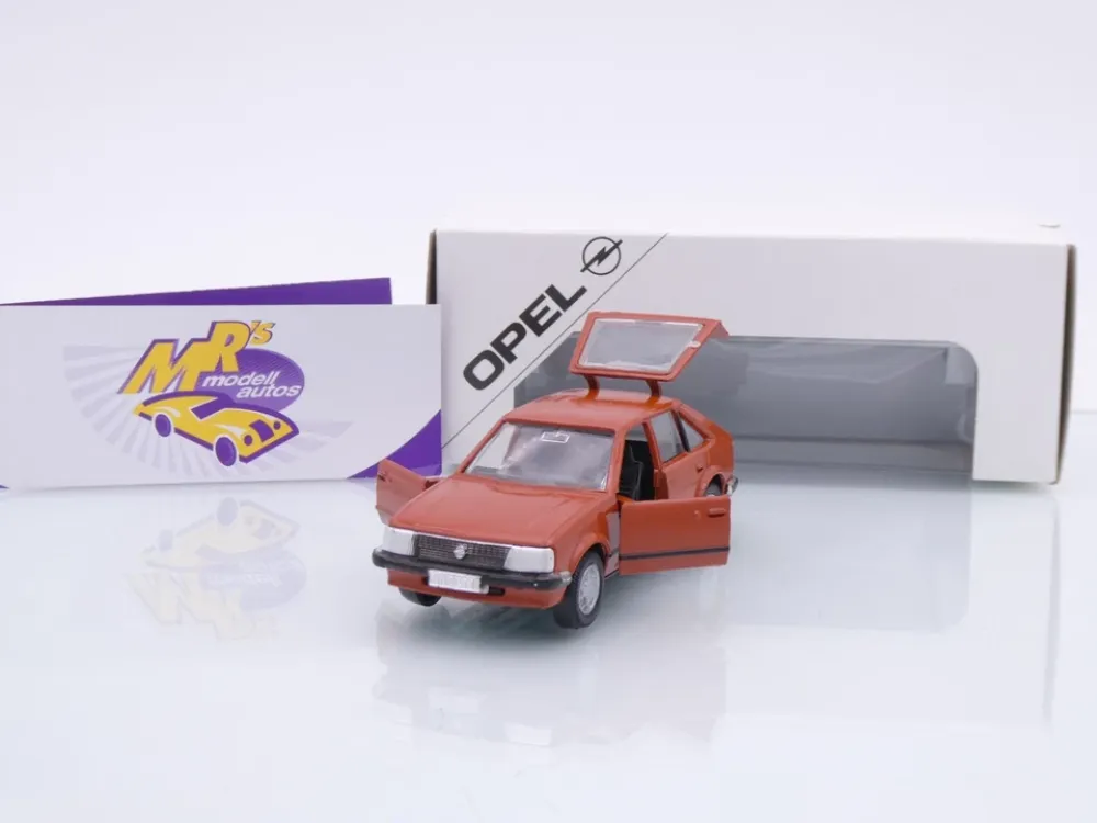 Black-Deal ##  GAMA Opel Kadett D Limousine Baujahr 1979 in " braun " 1:43