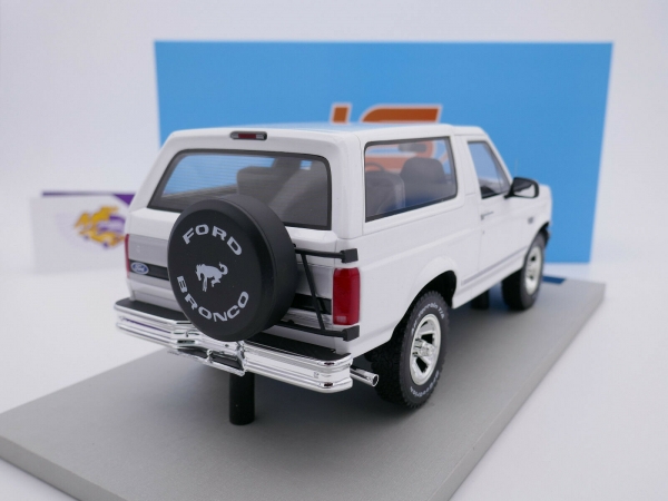 LS Collectibles LS055A # FORD Bronco Jeep Baujahr 1992 " weiß " 1:18