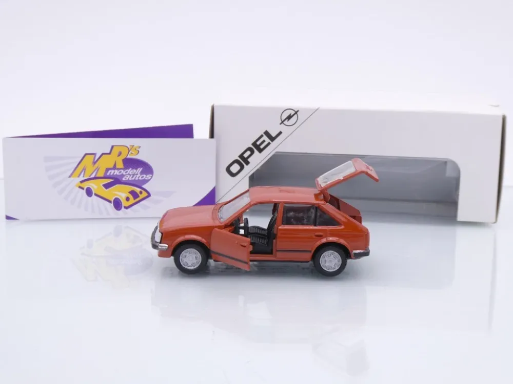 Black-Deal ##  GAMA Opel Kadett D Limousine Baujahr 1979 in " braun " 1:43