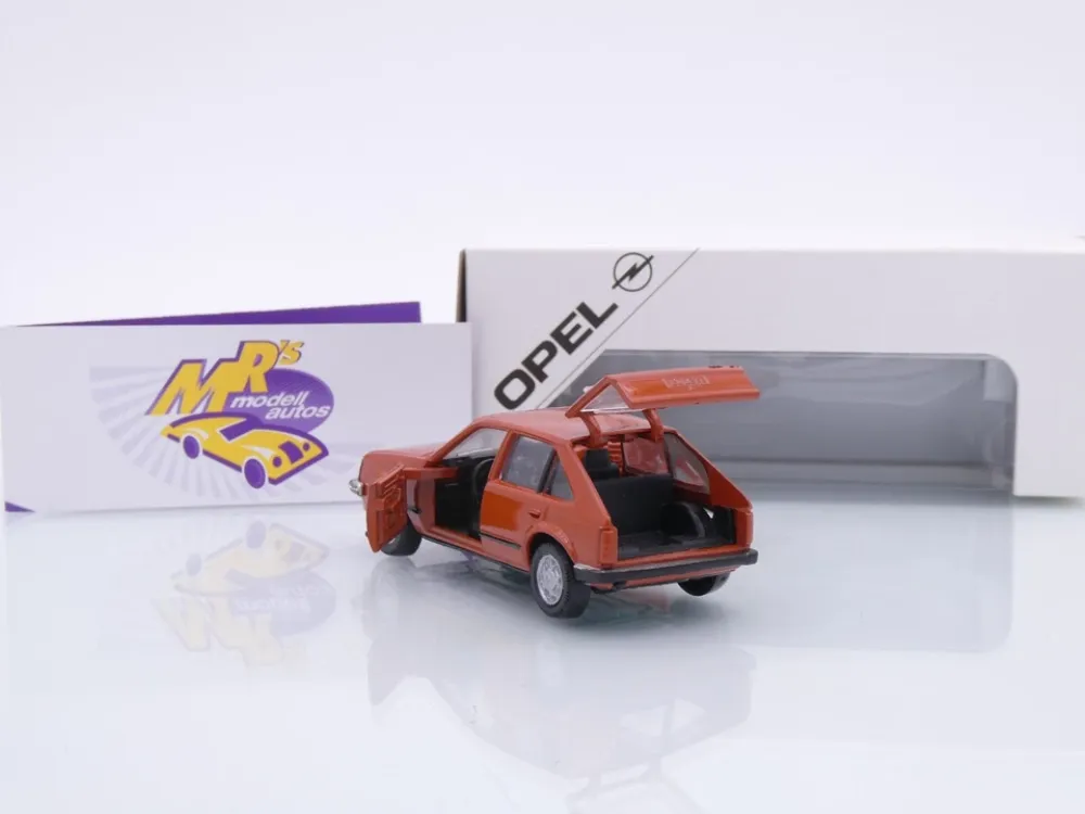 Black-Deal ##  GAMA Opel Kadett D Limousine Baujahr 1979 in " braun " 1:43