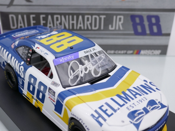 Lionel Racing N882223HLMEJAUT # Chevrolet Camaro NASCAR 2022 " Dale Earnhardt Jr. - Hellmann's Mayonnaise " mit Autogramm 1:24