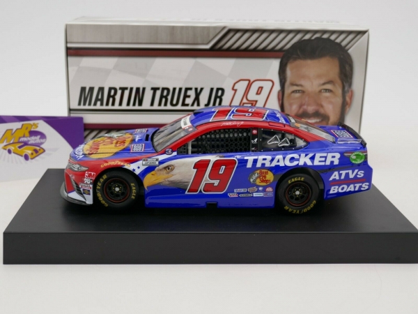 Lionel Racing C920123NSMT # Toyota NASCAR 2020 Martin Truex - Bass Pro Shops Patriotic 1:24