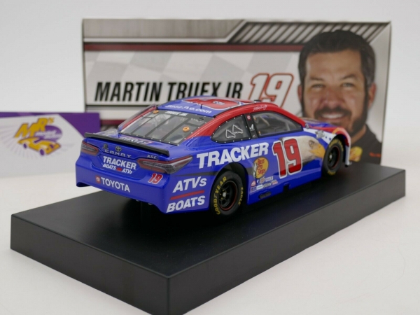 Lionel Racing C920123NSMT # Toyota NASCAR 2020 Martin Truex - Bass Pro Shops Patriotic 1:24